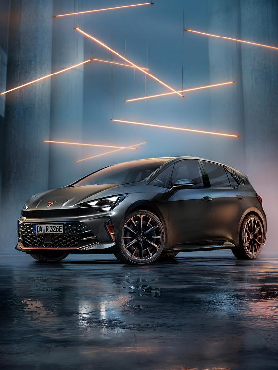 CUPRA Born in Frontansicht mit beleuchteten Torbögen im Hintergrund